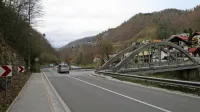 Ob mostu na Marofu naj bi razširili križišče in zgradili še manjši 
most za priključitev kolesarjev na stezo, ki jo bodo do Spodnje 
Idrije uredili na pilotih nad Idrijco. 