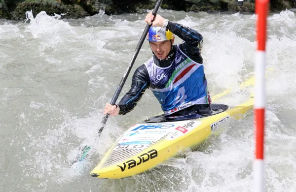 Kajakaš  Peter Kauzer je na evropskem prvenstvu v Ivrei osvojil 
bron in bo še četrtič zastopal Slovenijo na olimpijskih igrah.  