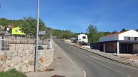 Občina čaka gradbeno dovoljenje za komunalno urejanje območja 
Ograde II (desno zgoraj nad območjem Ograde I na fotografiji), kjer 
bo na voljo 13 parcel za družinske hiše.  