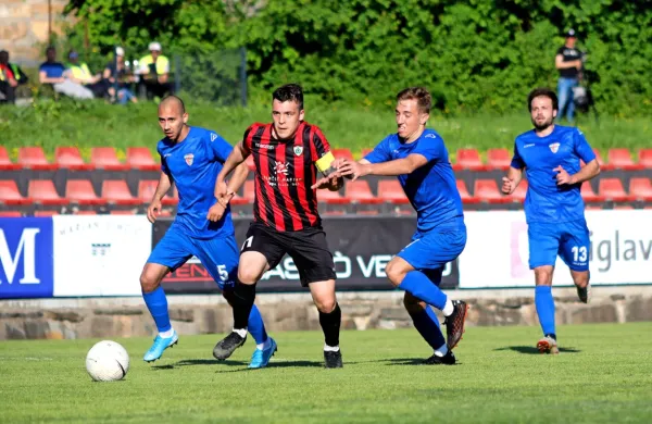 Ajdovci (v modrih dresih) so včeraj ustavili briškega kapetana 
Roka Bužinela. 