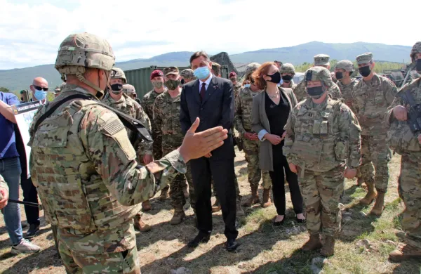 Predsednik Borut Pahor si je danes ogledal vajo in poslušal 
pojasnila naših in ameriških vojakov. 