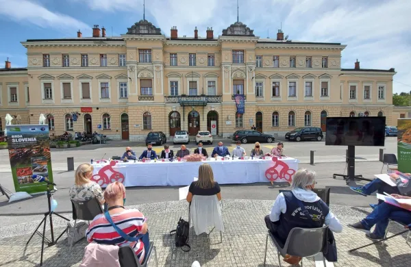 Današnja  predstavitev čezmejne etape Gira na Trgu Evrope je 
minila v lepem vremenu, upati gre, da bo tako tudi 23. maja, ko bo 
kolesarska karavana obiskala Goriška brda in Novo Gorico. 