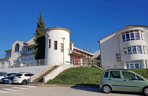 V okolici šole v Marezigah sta neznanca otrokom ponujala 
brezplačne prigrizke in zaščitne maske.