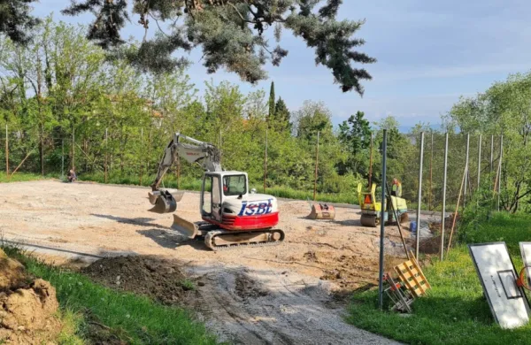 Delavci zdaj izravnavajo igralno površino, nato jo bodo asfaltirali, 
označili igrišče in  namestili nova koša.