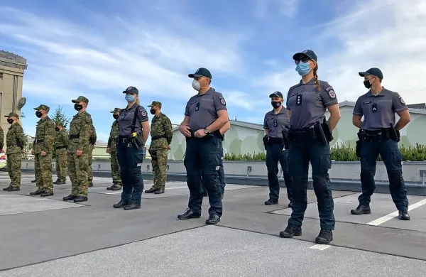 Tuji policisti v pomoč našim na mejo s Hrvaško: peterica Estoncev, 
šesterica Litvancev (desno) in deseterica Poljakov (levo v maskirnih uniformah).