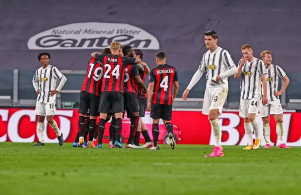 Juventusu (v črno-belih dresih) po porazu z Milanom grozi, da bo 
ostal brez uvrstitve v ligo prvakov v prihodnji sezoni.