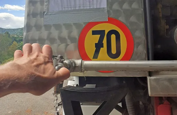 Krajani Ložic bodo še nekaj časa morali po vodo v cisterne gasilcev. Vode iz pip namreč še vedno ne 
smejo uporabljati za uživanje in umivanje zob. 