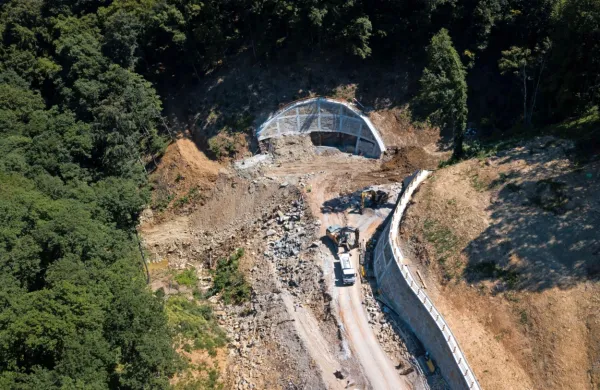 Državni zbor je po prvi obravnavi noveli zakona o drugem tiru (na 
fotografiji je gradbišče drugega tira), s katerim je želel del 
opozicije iz projekta izločiti tuj kapital, prižgal rdečo luč. 