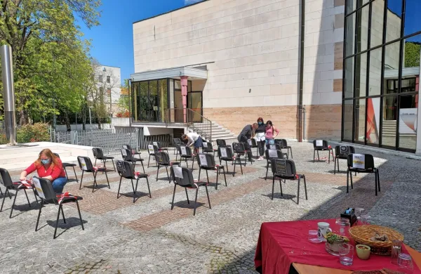 Na športnih in kulturnih prireditvah v zaprtih prostorih in na 
prostem bo lahko zasedena polovica sedišč.