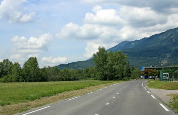 Kolesarsko stezo ob   državni cesti med Ajdovščino in Lokavcem bo 
gradilo podjetje Kolektor CPG. 