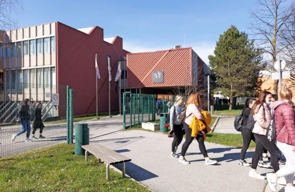 Vpliv epidemije se kratkoročno kaže tudi pri vpisu v srednje šole, 
kjer je med drugim zaznati manjši vpis v poklicno izobraževanje.