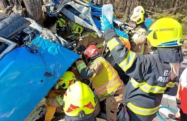 S kombijem je v ovinku zapeljal naravnost in trčil v drevo