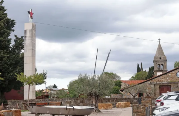Glavni vaški trg v Marezigah, kjer zdaj stoji spomenik žrtvam 
fašističnega nasilja, pred sto leti pa so se domačini uprli fašističnim škvadristom. 