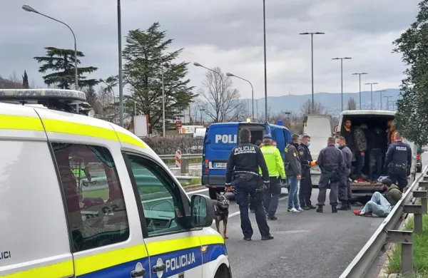 Policisti so v kombiju našteli  31 ilegalnih prebežnikov. 