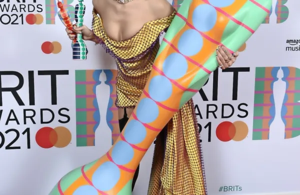 Dua Lipa je prejela nagrado za album leta, slavila je tudi med solo 
izvajalkami.