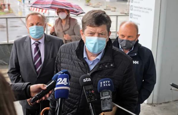 Izvršilni odbor DeSUS bo po pričakovanjih v petek odločal tudi o 
predlogu za začetek postopkov za izključitev poslancev DeSUS iz 
stranke.