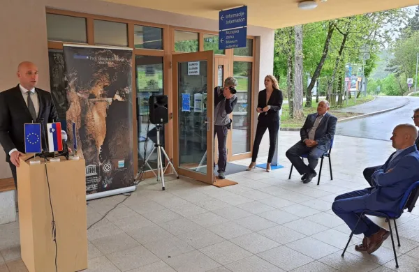 Državni sekretar Simon Zajc (za govornico) je včeraj v Matavunu pohvalil povezovanje in dobre 
zamisli   Parka Škocjanske jame, Parka vojaške zgodovine in Kobilarne Lipica.