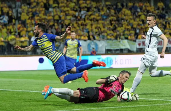Koprčani (v rumeno-modrih dresih)  so maja 2015 premagali Celje 
v finalu pokala na Bonifiki