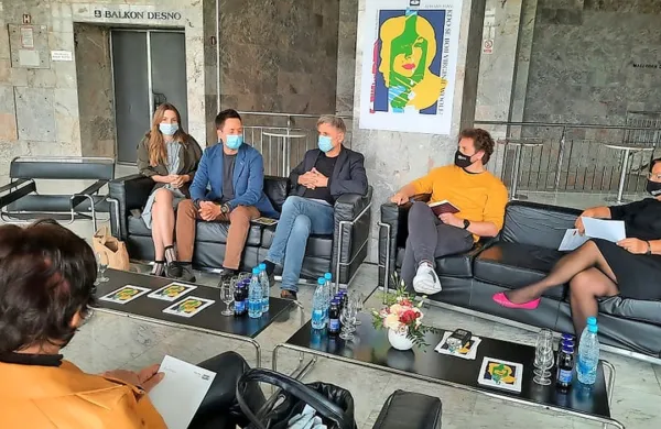 Po več mesecih je bila v novogoriškem teatru pred premiero v živo tudi novinarska konferenca. 