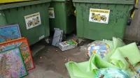 Komunalni delavci prevečkrat naletijo na take prizore na ekoloških otokih ...