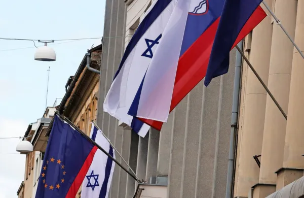 Vlada izobesila izraelsko zastavo v znak solidarnosti z Izraelom