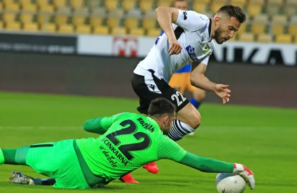 Maks Barišić (desno)  je v dvoboju z Matjažem Rozmanom zapravil lepo priložnost za zadetek.