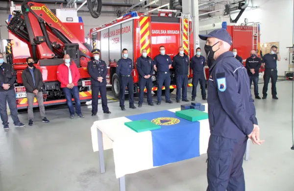 Zvezdan Božič (desno) se je gasilcem zahvalil za odločno ukrepanje. 