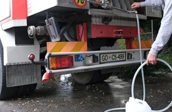 Voda v pipah še vedno smrdi, vzroka onesnaženja še niso našli. Del ljudi zdaj oskrbujejo gasilci, 
občina pa še zbira informacije, da bi lahko ukrepala. 