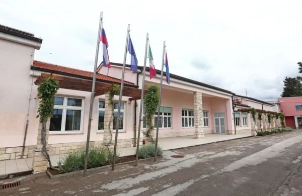 Ob koncu šolskega leta bodo v sečoveljsko šolo vstopili gradbeni delavci in začeli graditi prizidek. 
