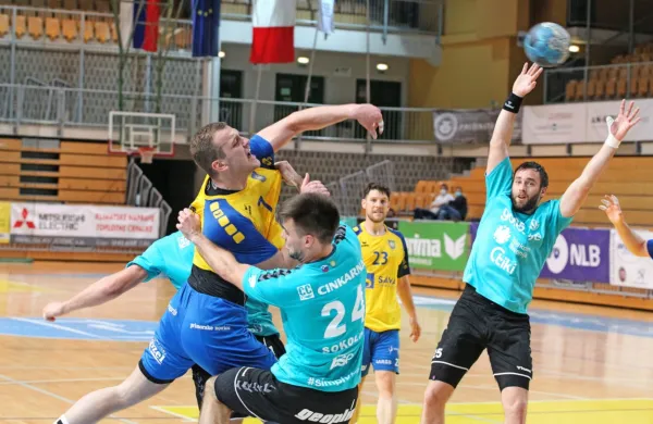 Velenjčani (v modrih dresih) so v Kopru zdržali nalete gostiteljev in 
se domov vrnili s pomembnima točkama