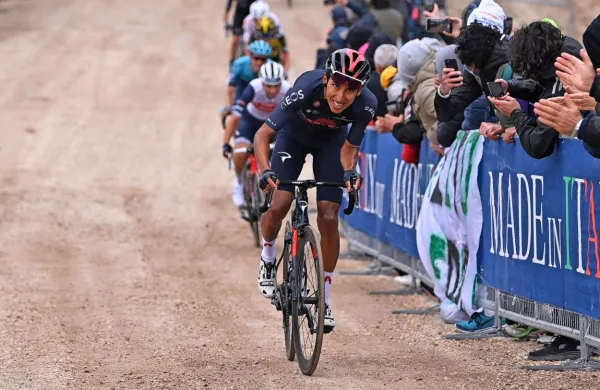 Egan Bernal (v ospredju) je včeraj pospešil na zaključnem 
makadamskem odseku.