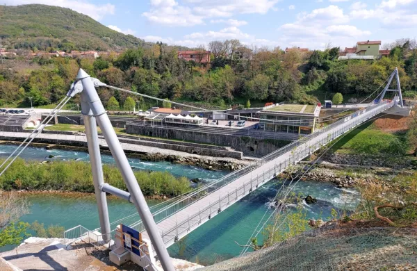 Brv stoji že več kot dva meseca, a ostaja zaprta, saj ni še dostopne poti. Težave dela  nestabilna brežina.