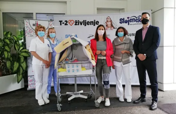Donacijo sta   vodji neonatalnega oddelka Petri Bratina (druga z 
desne) predala Nataša Tul Mandić in Gregor Štampohar iz T-2. 