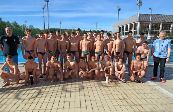 Novogoriško kopališče (v ozadju  je gradbišče zimskega bazena)  je med prvimi preizkusila 
vaterpolova reprezentanca U-15.