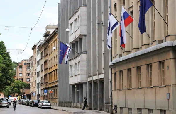 “Gre za zelo nediplomatsko potezo,” je palestinski veleposlanik 
Salahem Abdel Šafidodal za časnik Dnevnik komentiral izobešanje 
izraelske zastave pred sedežem slovenske vlade sredi spopadov 
na Bližnjem vzhodu. 