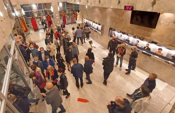 V SNG Nova Gorica so že  v petek na sporedu imeli novo premiero, 
uprizoritev Albeejeve klasike Kdo se boji Virginie Woolf?.