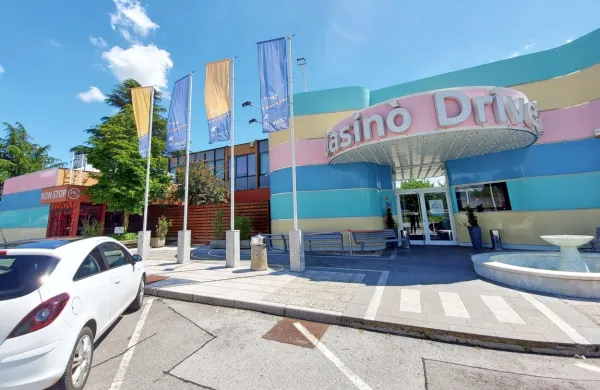 Glede na omejitve pri prehajanju meje v Hitu v četrtek  odpirajo 
najmanjšo enoto na Goriškem, igralnica Drive-In na mejnem 
prehodu Vrtojba.