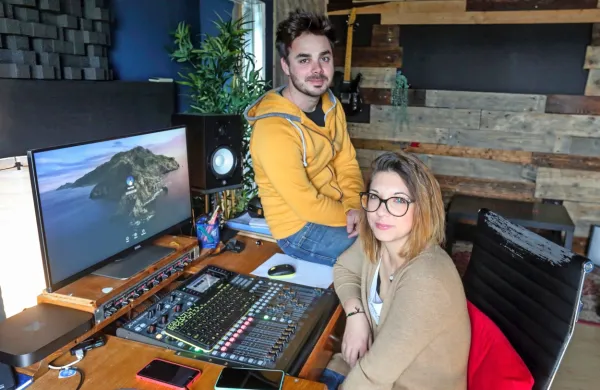 Žiga Rustja s partnerko Tino Novak v svojem domačem Studiu 106 
na Parecagu.