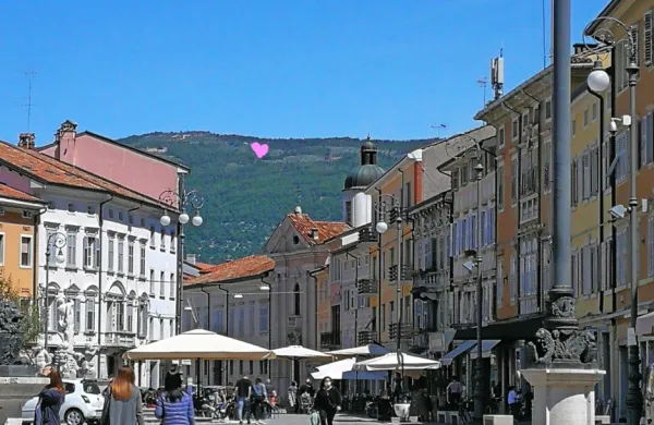 Izpod Sabotina (na označenem mestu) bo do ponedeljkovega 
večera v  počastitev prihoda Dirke po  Italiji vabilo poglede rožnato 
srce iz blaga.  