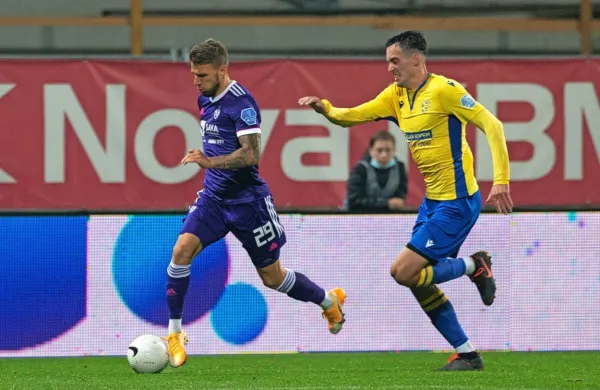 Jan Mlakar (levo) je Maribor popeljal v vodstvo.