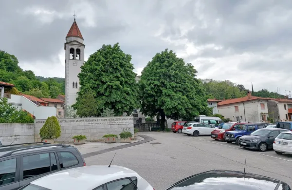 Trg Marka Plenčiča se duši v pločevini. Parkirnih mest drugje je premalo, če bi jih umaknili, pa bi 
morali zagotoviti vsebine. Zato ga bodo morda začasno oživili s  kioskom. 