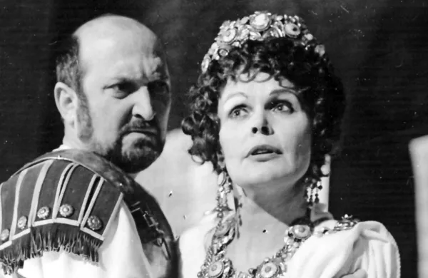 Bogdana Bratuž in Anton Petje v predstavi Proces Ivana Mraka, ki 
jo je v sezoni 1980/81 režiral Mario Uršič.