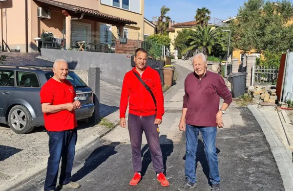 Z leve: Viktor Udovič, Aleksandar Živin in Bruno Lavrenčič menijo, 
da so nekateri posegi v obnovljeni Vegovi ulici nedorečeni in slabo 
izvedeni. 