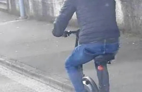 Goriški policisti so 34-letnega Goričana videli, ko se je izkrcal iz 
kombija na Rafutu, od koder se je z električnim kolesom nato 
odpeljal čez mejo. 