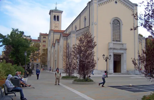 Tako imenovano zeleno potrdilo o cepljenju proti covidu-19 naj bi 
bilo potrebno tudi za udeležbo na verskih obredih,  na porokah in 
krstih, kar  je že sprožilo ostre kritike.