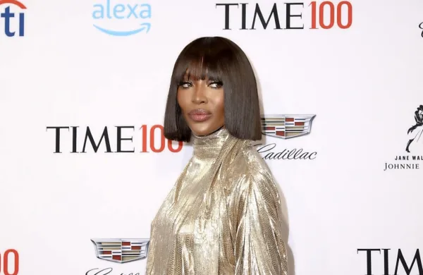 Naomi Campbell pri 50 letih prvič uživa v radostih materinstva.