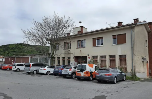 Stari gasilski dom in garaže (na fotografiji), namerava sežanska občina podreti in na tem mesti 
zgraditi novo stavbo za glasbeno šolo. Država ji v ta namen obeta več kot  milijon evrov.   