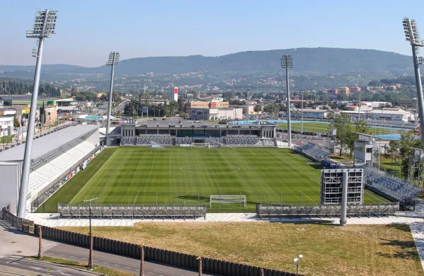 Na &scaron;portnih tekmovanjih eno sedi&scaron;če prosto razen med osebami iz skupnega gospodinjstva