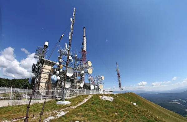 Zakonska sprememba lokalnim radijskim postajam omogoča 
prehod z analogne na digitalno platformo.