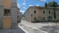 Občina toži kupca in prodajalce za ugotovitev ničnosti prodajne 
pogodbe za stavbo nekdanjega gostišča Adria. 